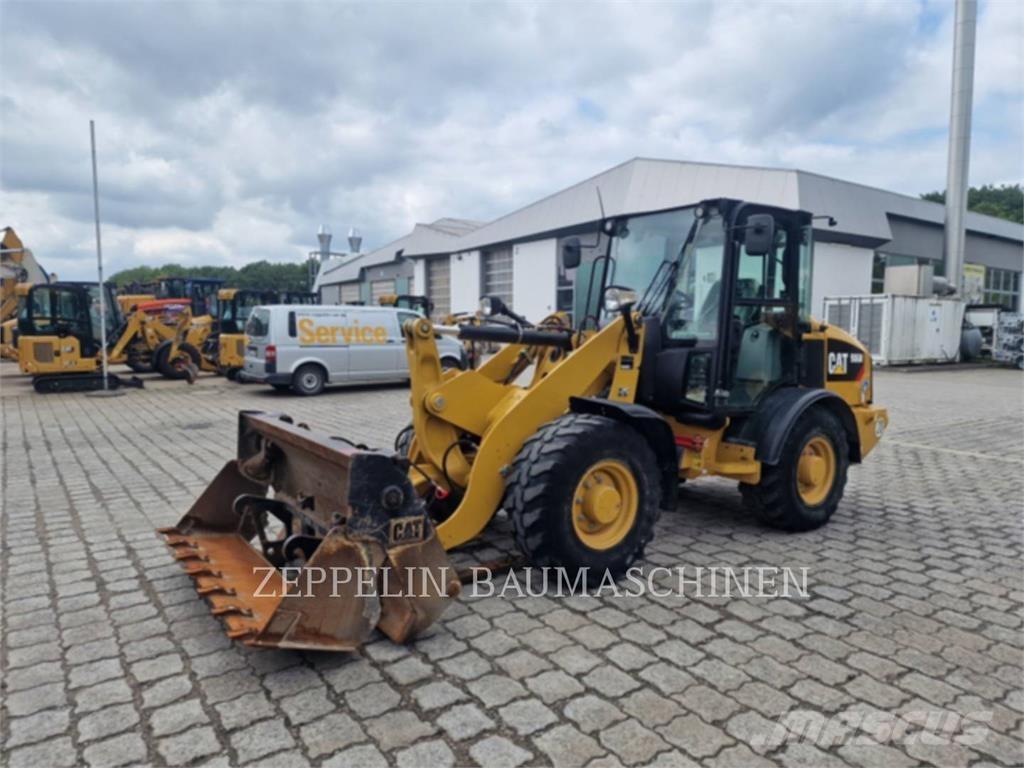 CAT 906M Фронтальні навантажувачі