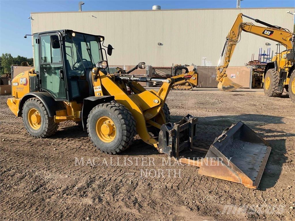 CAT 906M Фронтальні навантажувачі