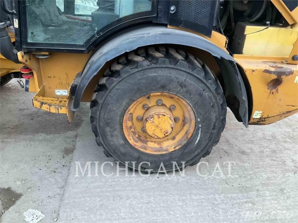 CAT 906M AR Фронтальні навантажувачі
