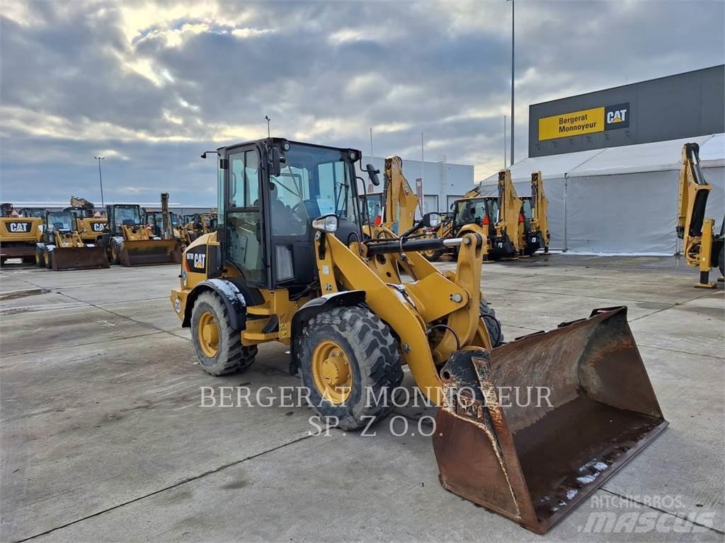 CAT 907M Фронтальні навантажувачі