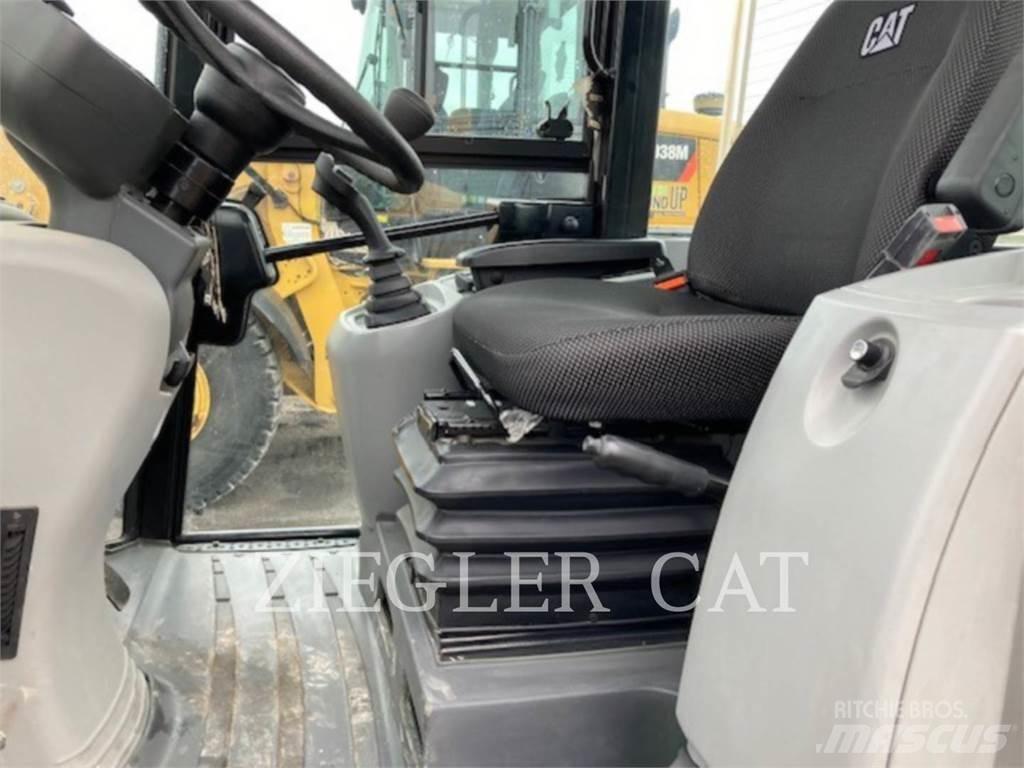 CAT 907M Фронтальні навантажувачі