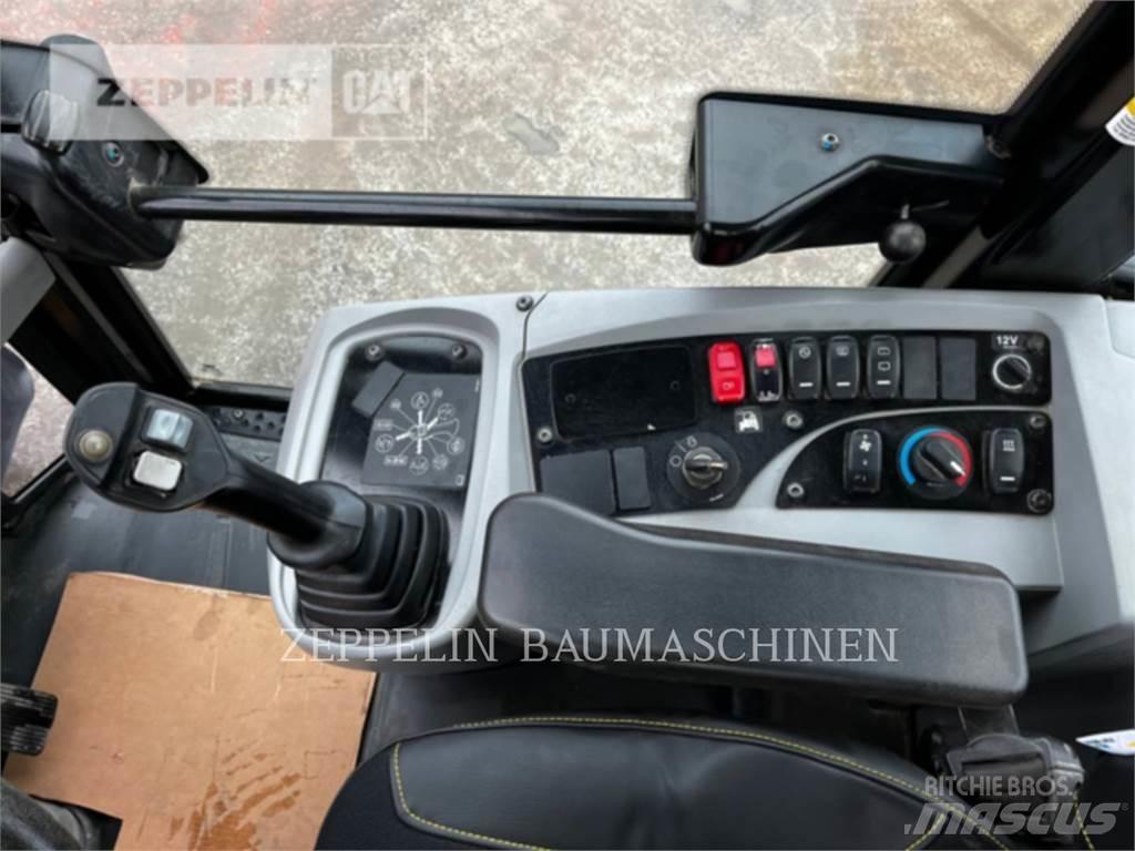 CAT 907M Фронтальні навантажувачі