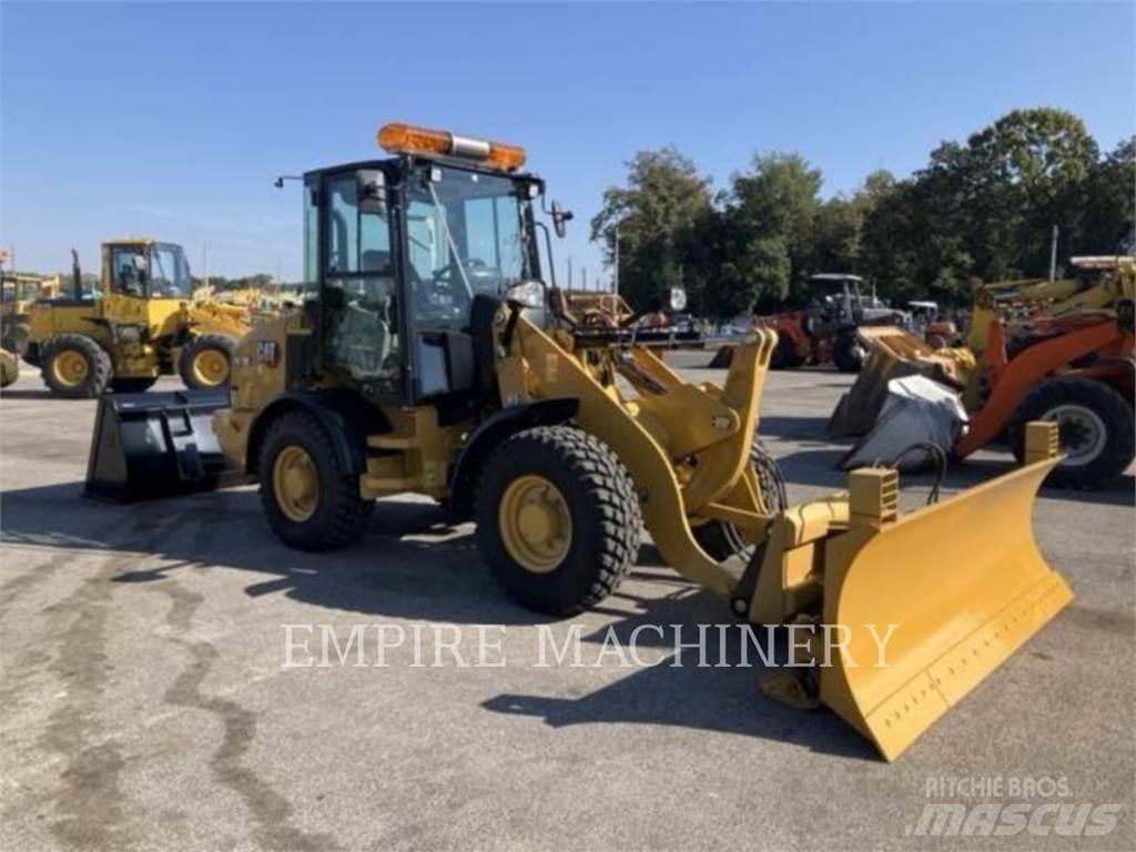 CAT 907M Фронтальні навантажувачі