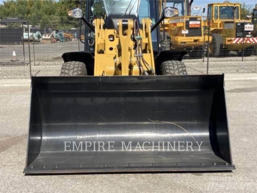 CAT 907M Фронтальні навантажувачі