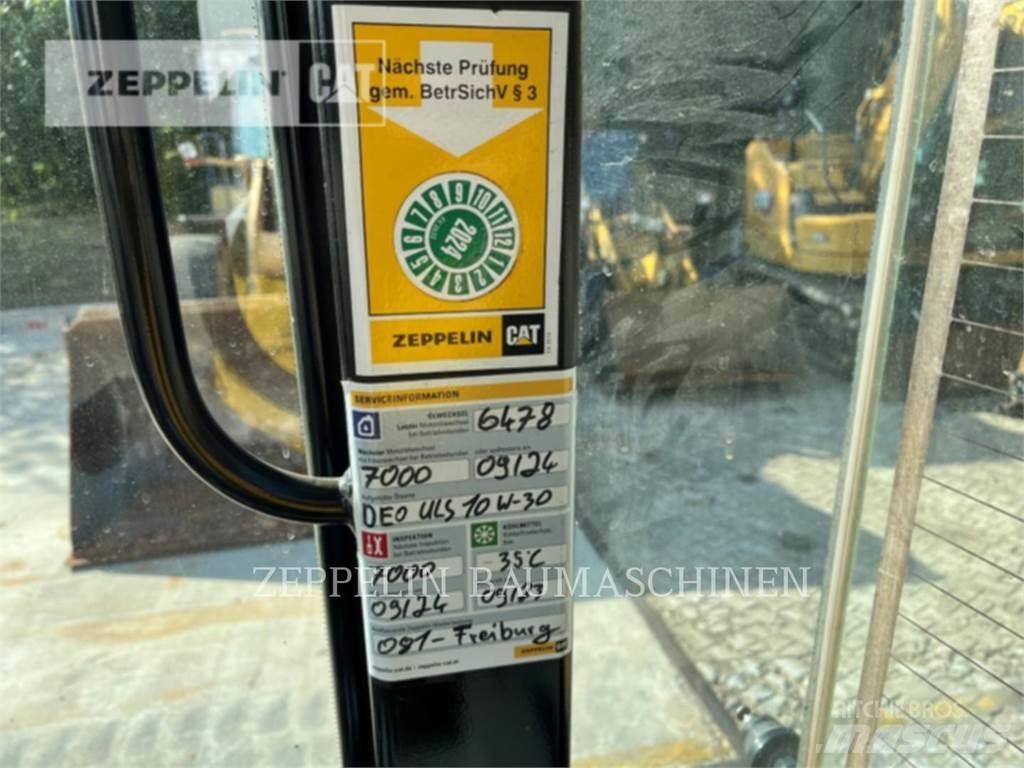 CAT 907M Фронтальні навантажувачі