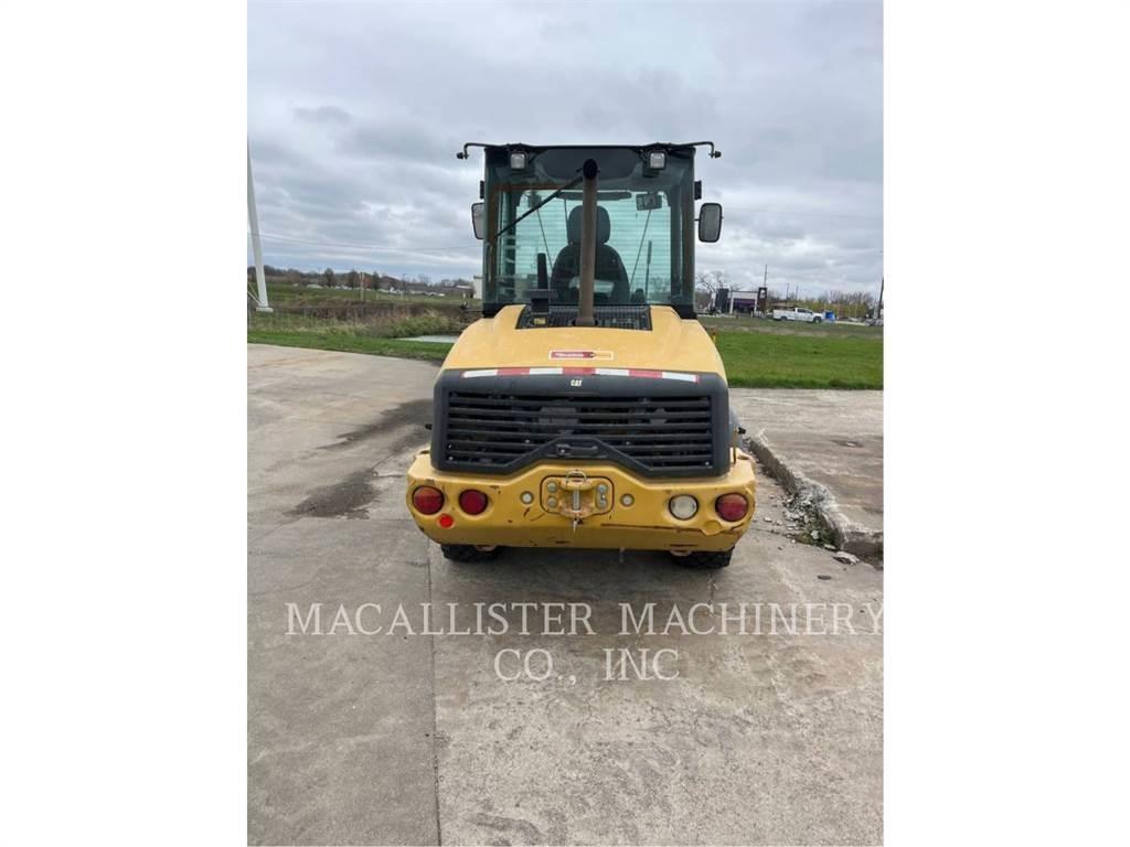 CAT 907M Фронтальні навантажувачі