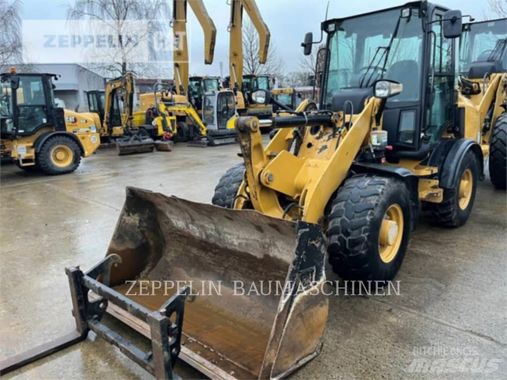 CAT 907M Фронтальні навантажувачі