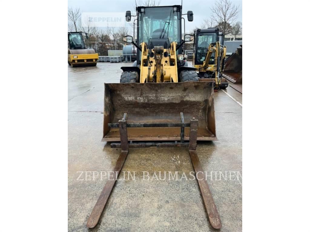 CAT 907M Фронтальні навантажувачі