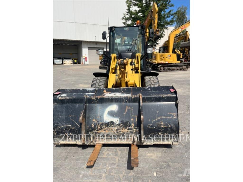 CAT 907M Фронтальні навантажувачі