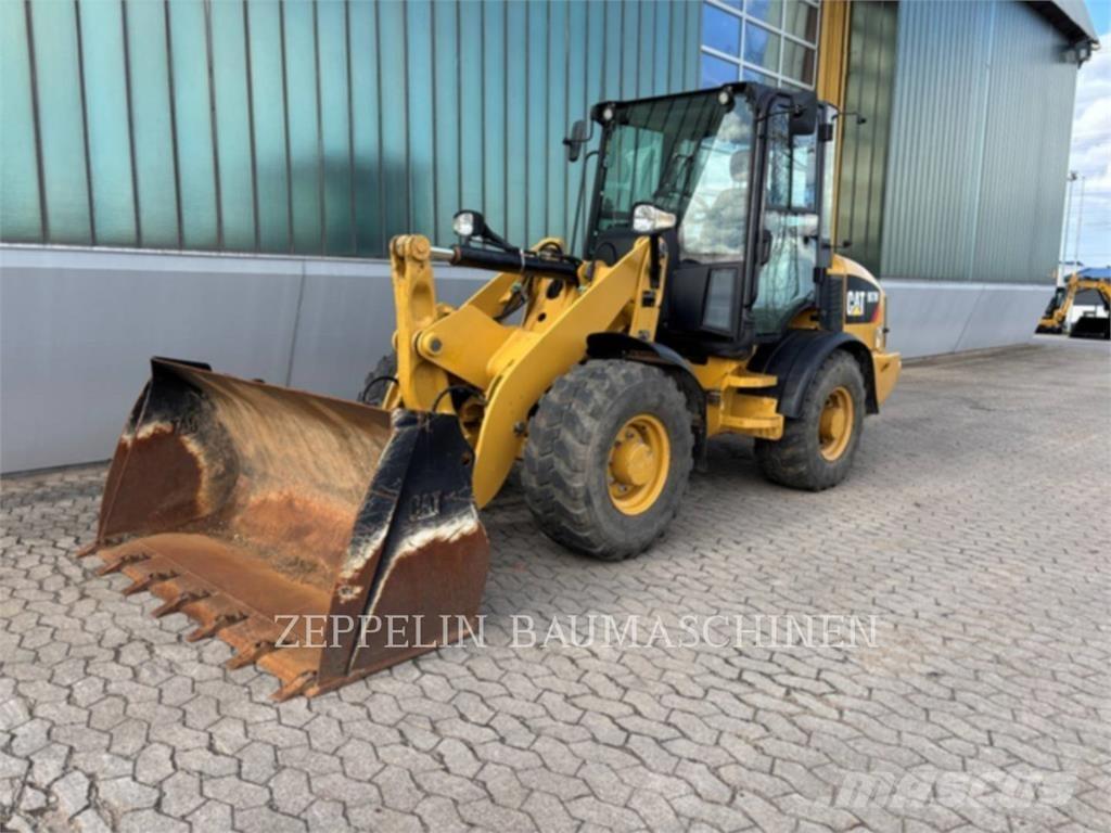 CAT 907M Фронтальні навантажувачі