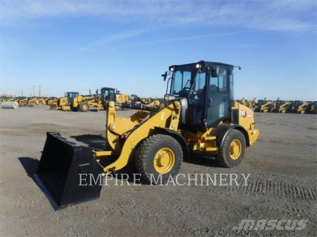 CAT 907M Фронтальні навантажувачі