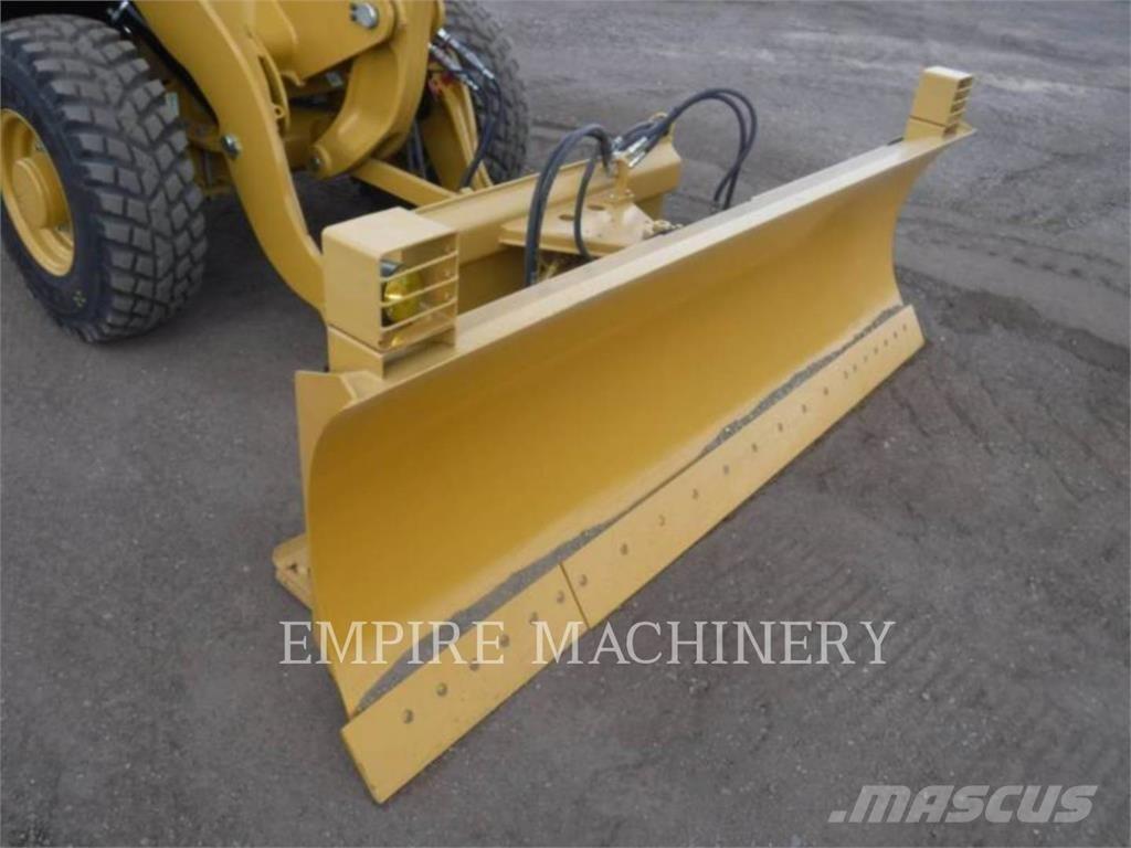 CAT 907M Фронтальні навантажувачі