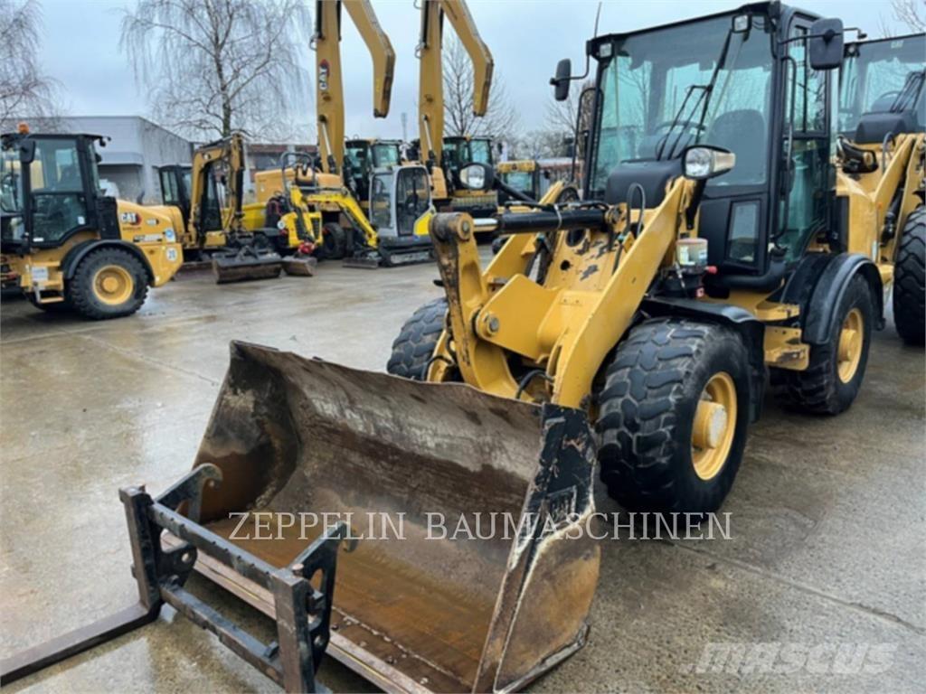 CAT 907M Фронтальні навантажувачі