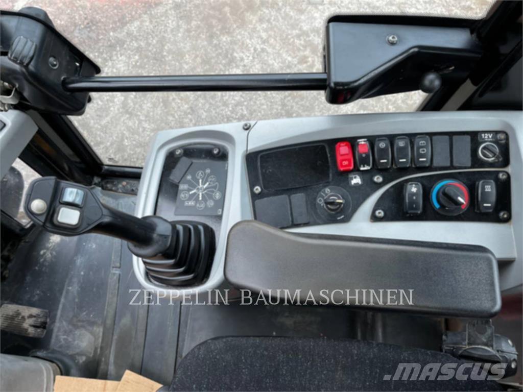 CAT 907M Фронтальні навантажувачі