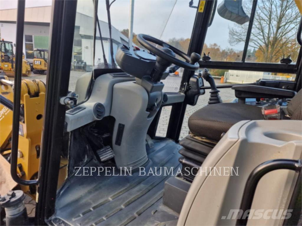 CAT 907M Фронтальні навантажувачі