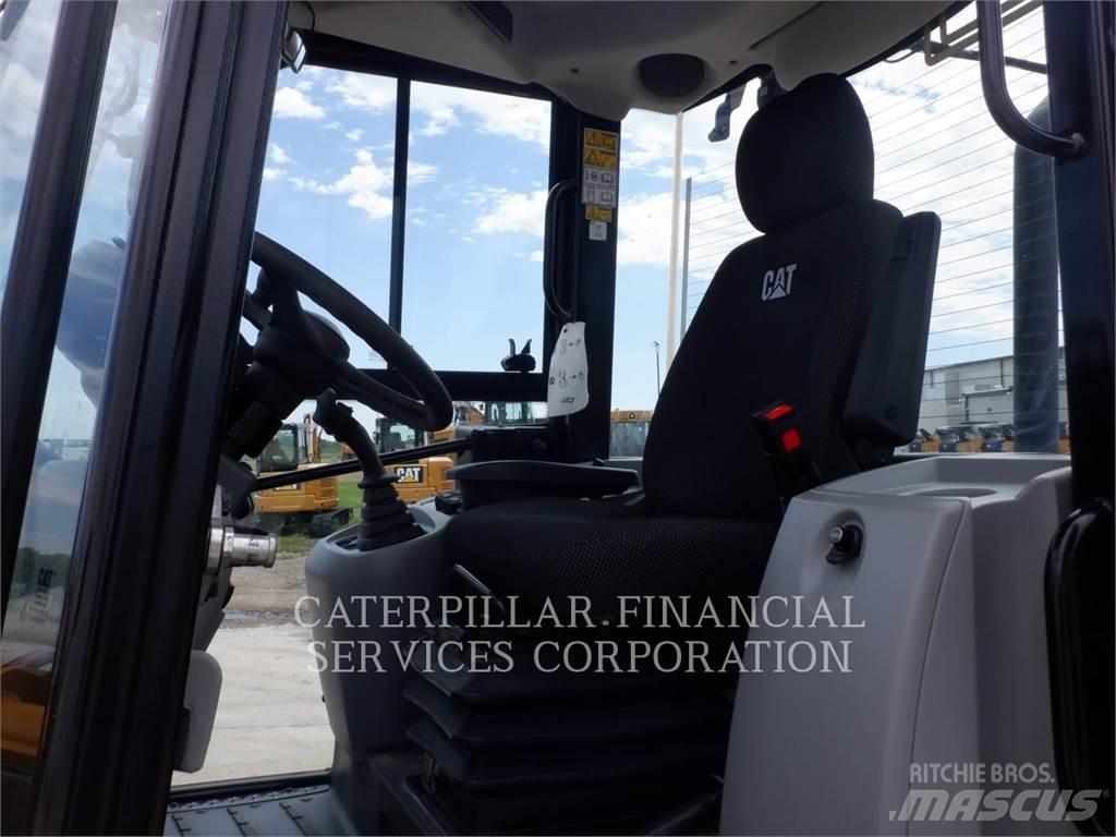 CAT 908M Фронтальні навантажувачі