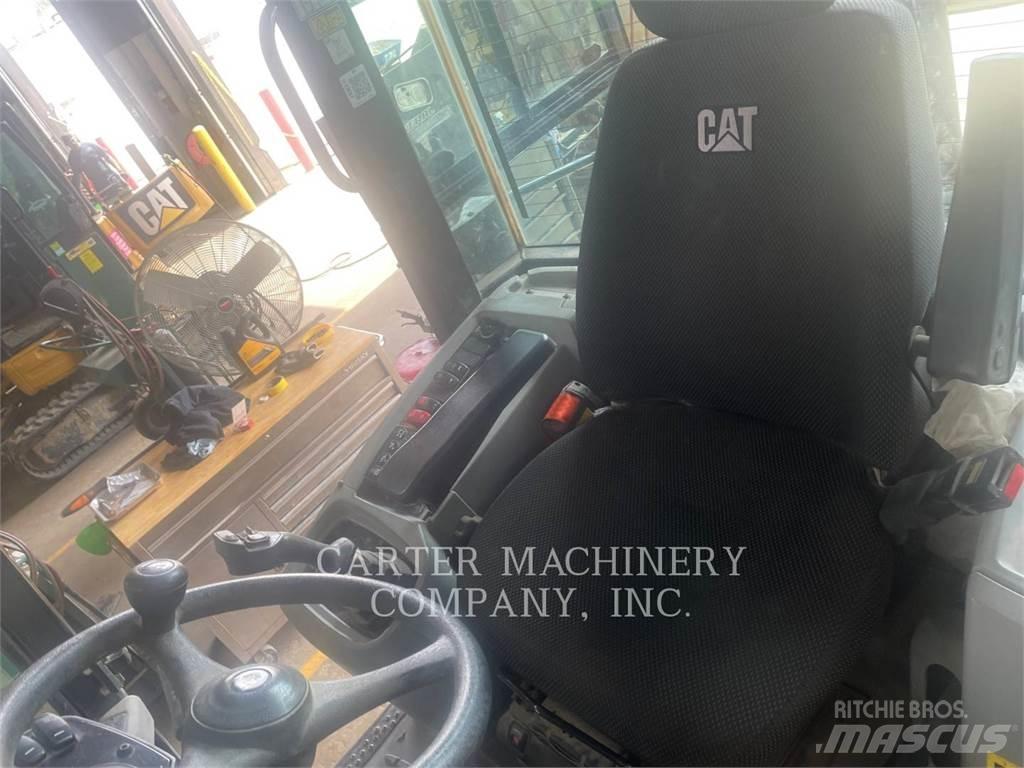 CAT 908M Фронтальні навантажувачі