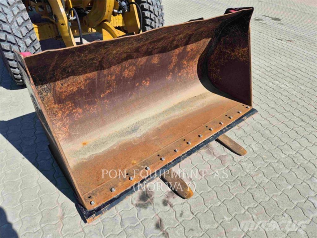 CAT 908M Фронтальні навантажувачі