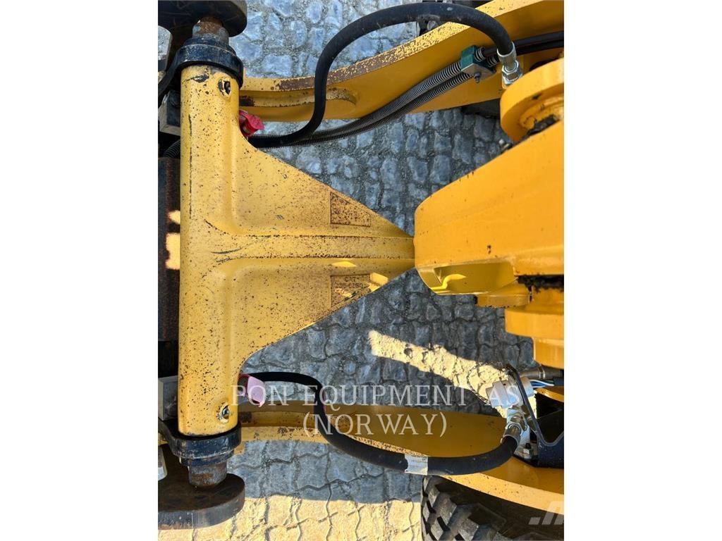 CAT 908M Фронтальні навантажувачі