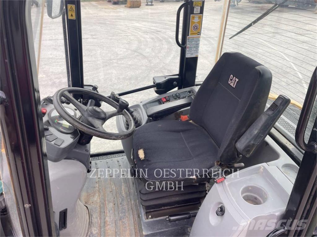 CAT 908M Фронтальні навантажувачі