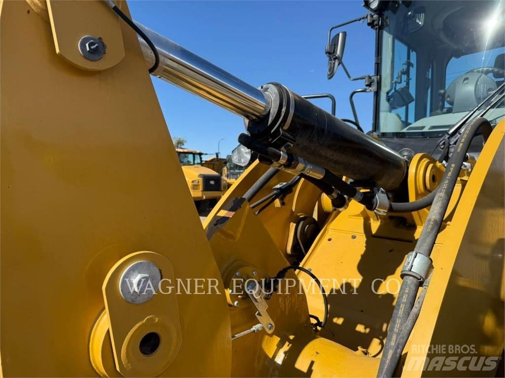 CAT 930M Фронтальні навантажувачі