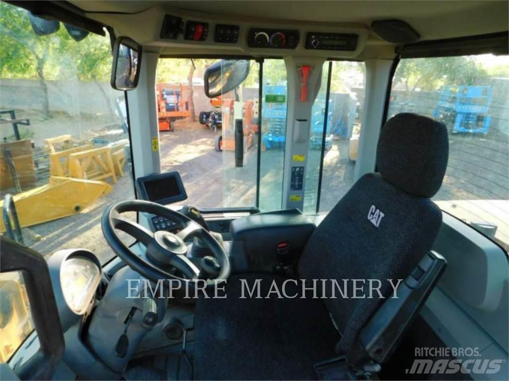 CAT 930M Фронтальні навантажувачі