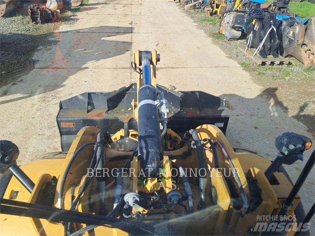 CAT 930M Фронтальні навантажувачі