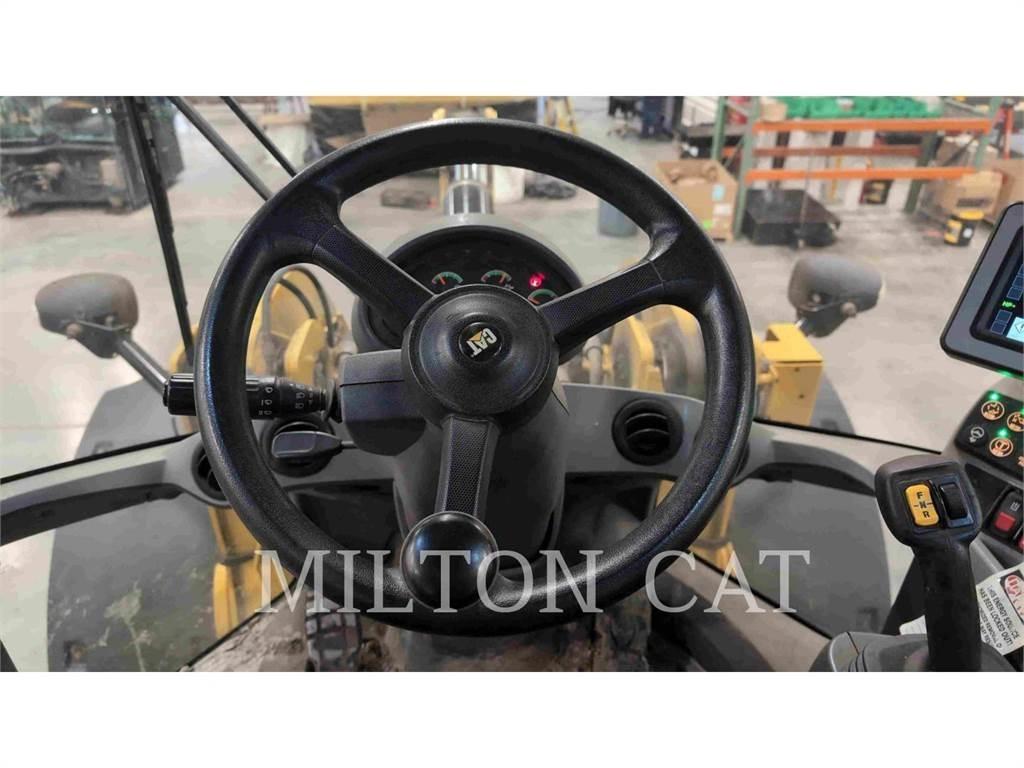 CAT 930M Фронтальні навантажувачі