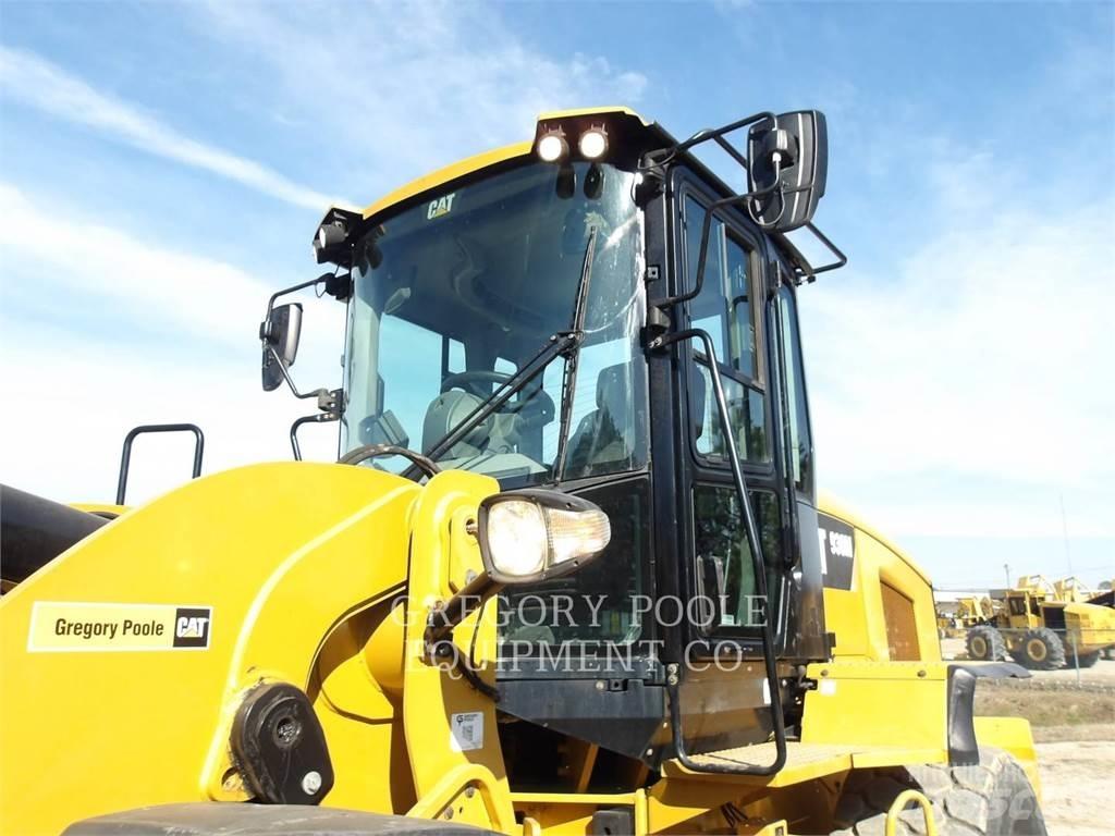 CAT 930M Фронтальні навантажувачі
