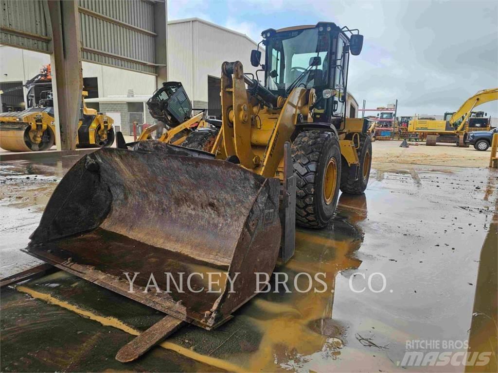 CAT 930M Фронтальні навантажувачі