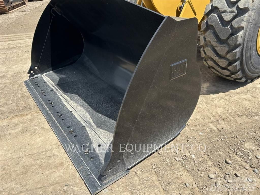 CAT 930M Фронтальні навантажувачі