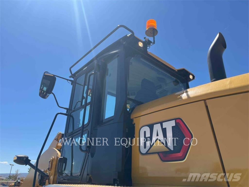 CAT 930M Фронтальні навантажувачі