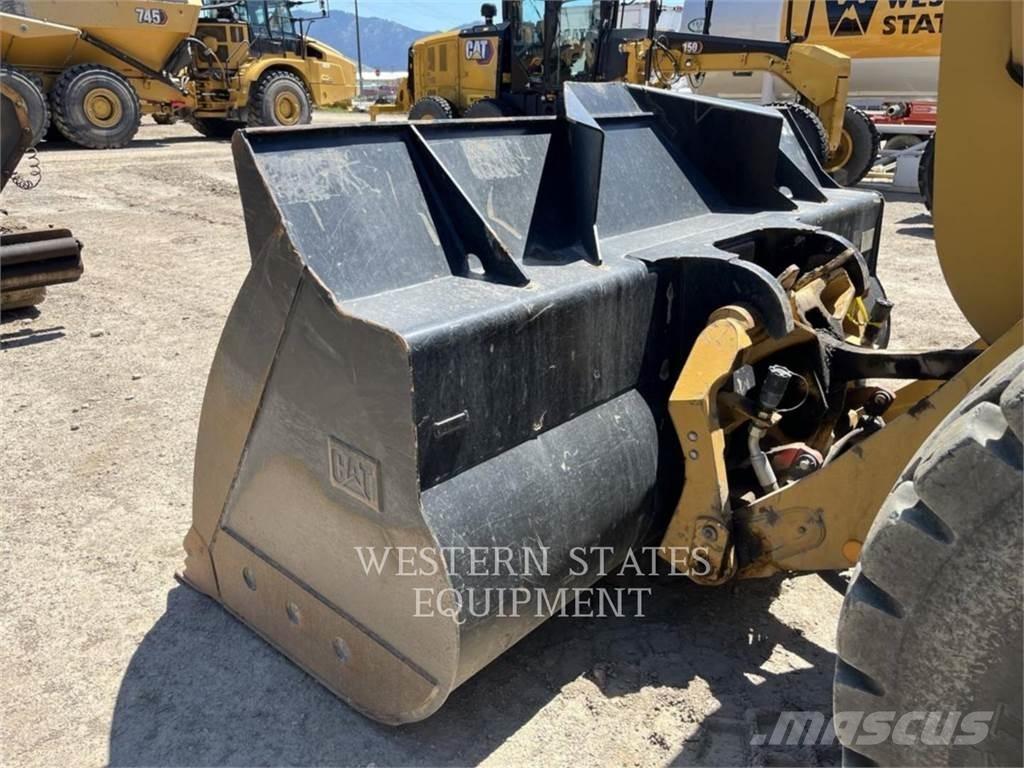 CAT 930M Фронтальні навантажувачі