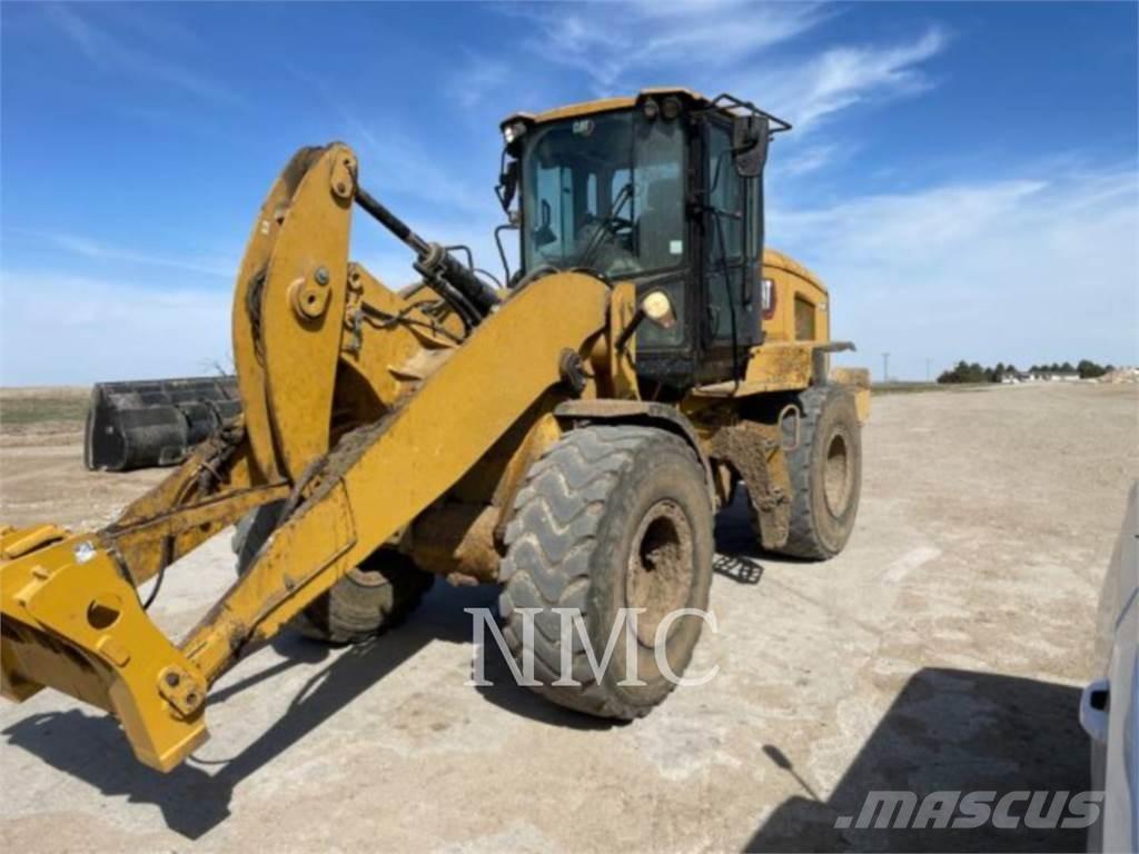 CAT 930M Фронтальні навантажувачі
