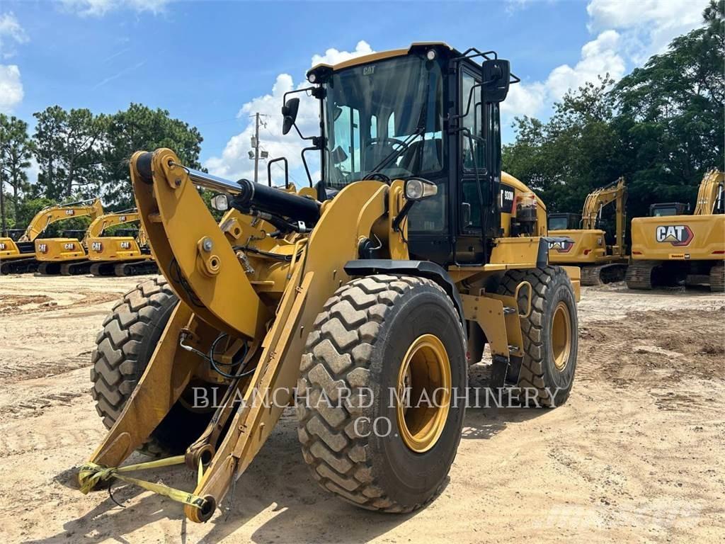 CAT 930M Фронтальні навантажувачі