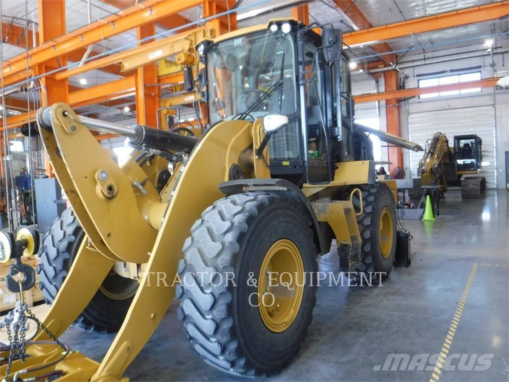 CAT 930M Фронтальні навантажувачі
