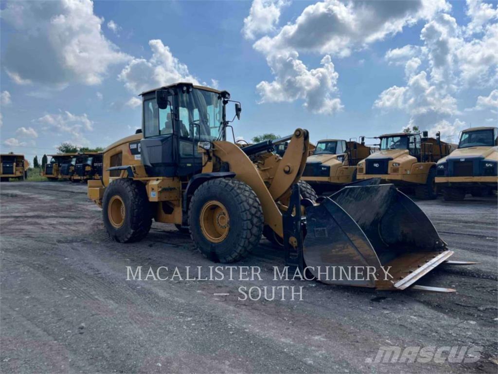 CAT 930M Фронтальні навантажувачі