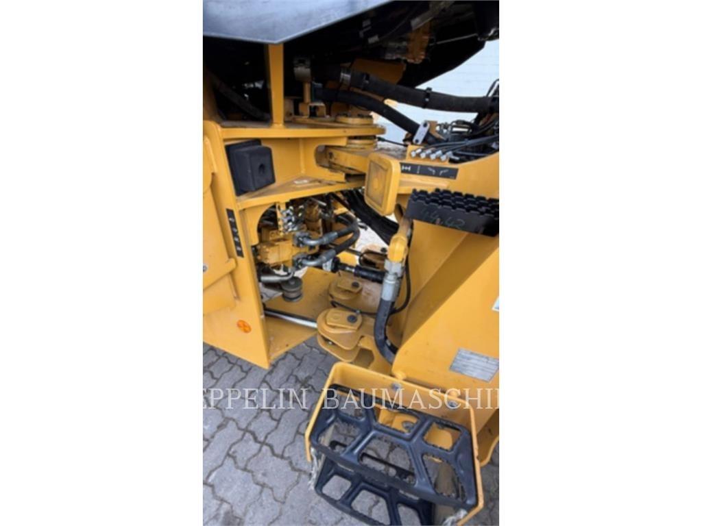 CAT 930M Фронтальні навантажувачі