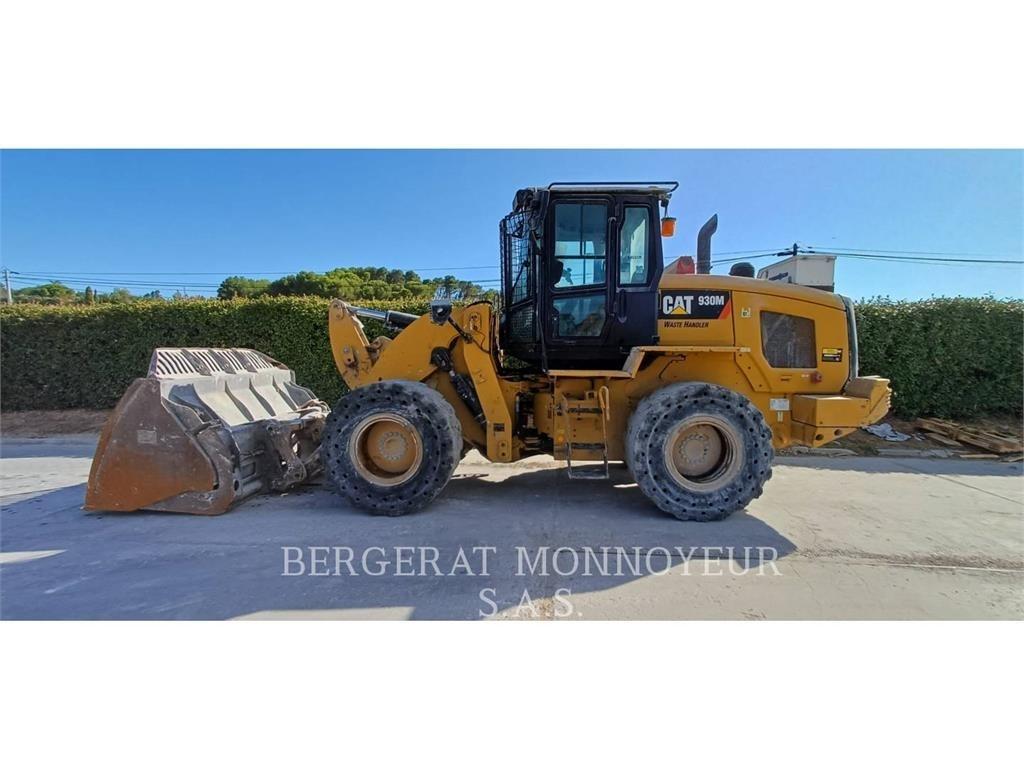 CAT 930M Фронтальні навантажувачі