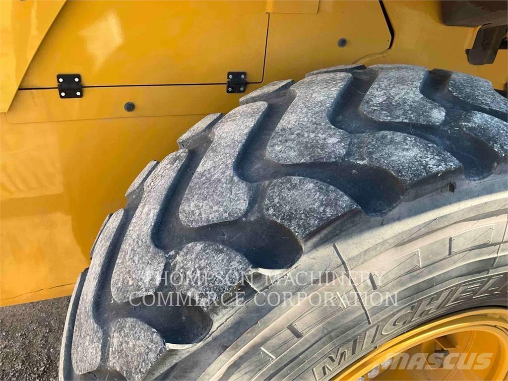 CAT 930M Фронтальні навантажувачі