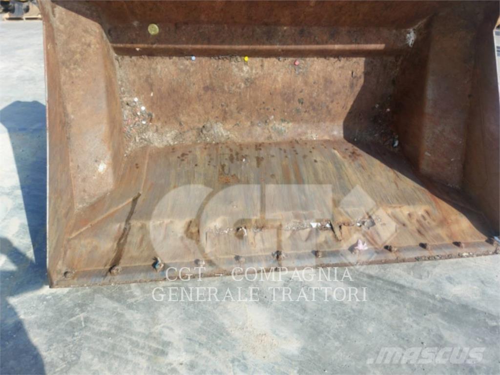 CAT 930M Фронтальні навантажувачі