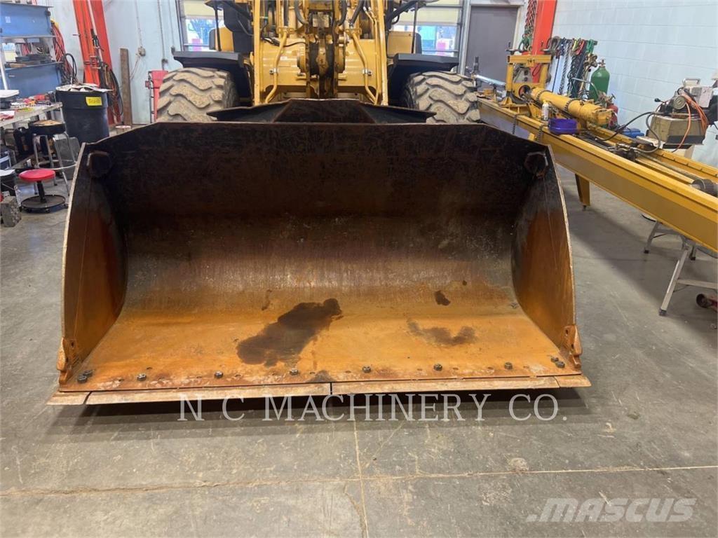 CAT 930M Фронтальні навантажувачі