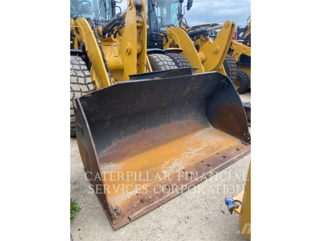 CAT 930M Фронтальні навантажувачі