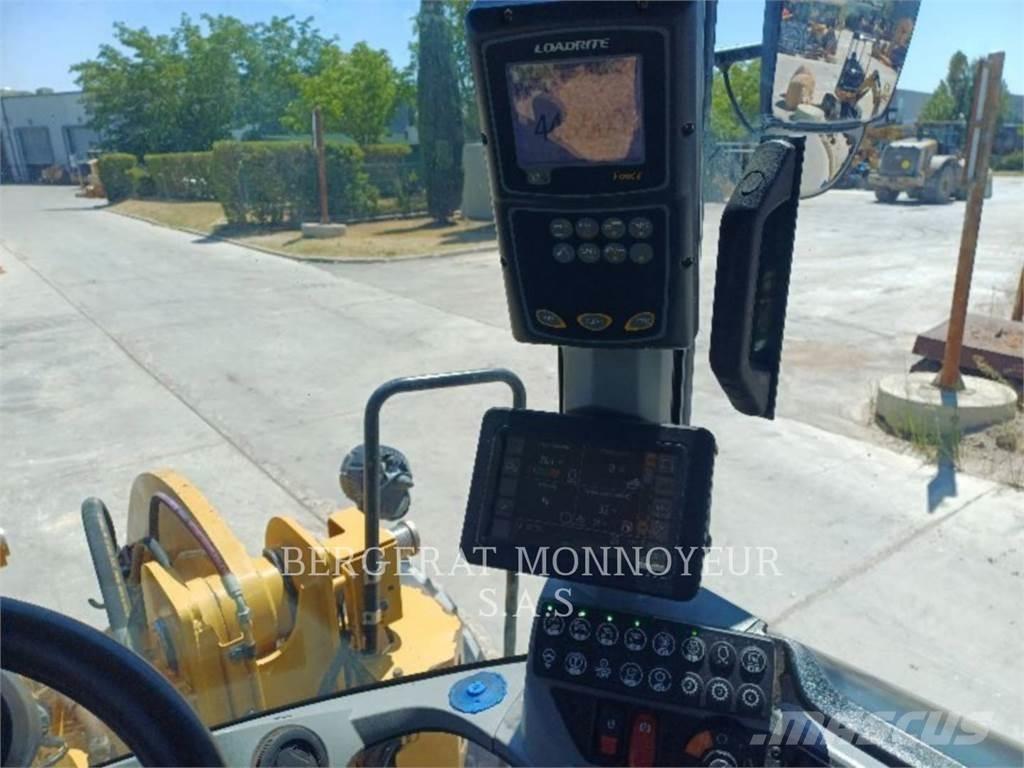 CAT 938M Фронтальні навантажувачі