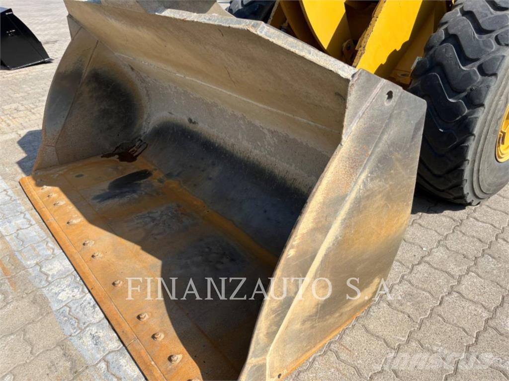 CAT 938M Фронтальні навантажувачі