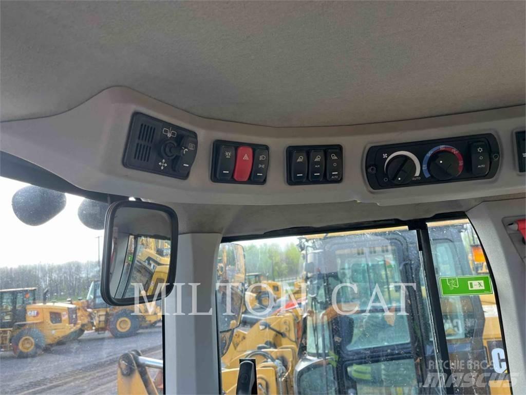 CAT 938M 2V Фронтальні навантажувачі