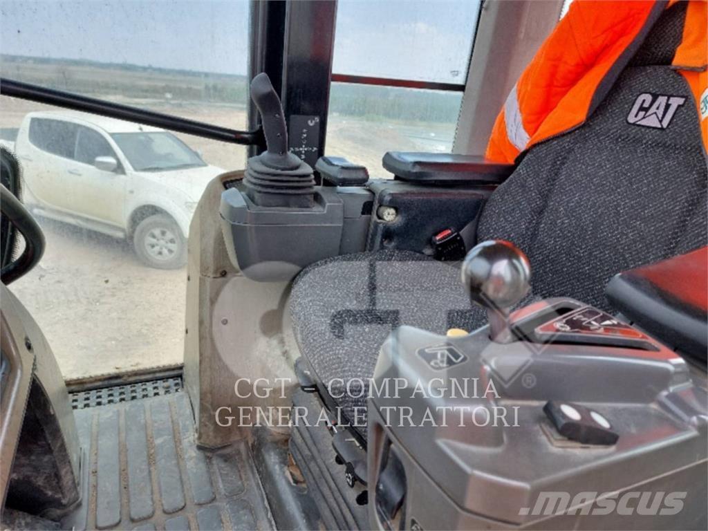 CAT 963D Гусеничні вантажники