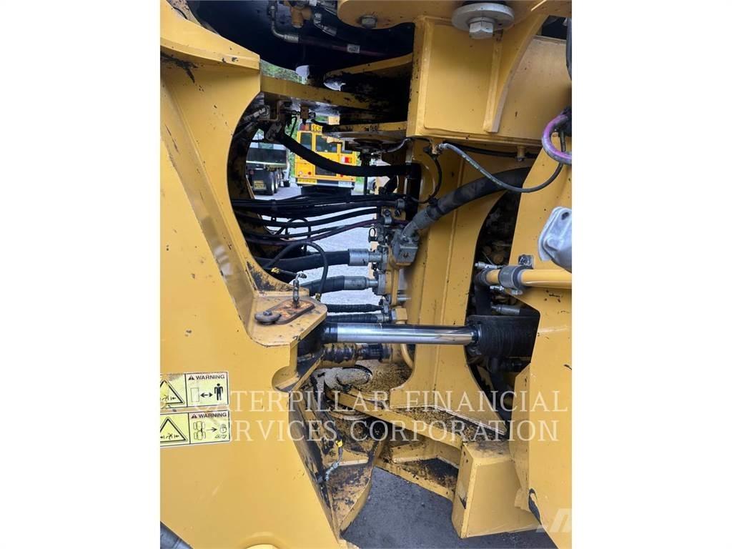 CAT 982M Фронтальні навантажувачі