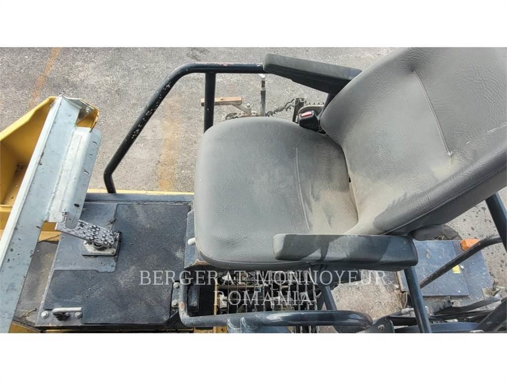 CAT AP-655D Асфальтовкладачі