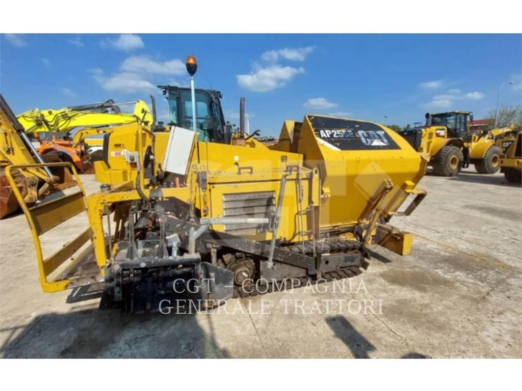 CAT AP255E Асфальтовкладачі